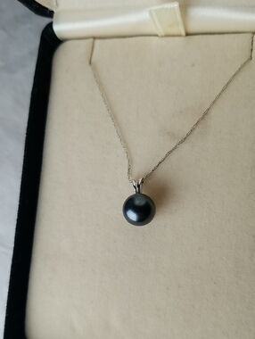 14k And Black Pearl Pendant With 10k White Gold Chain